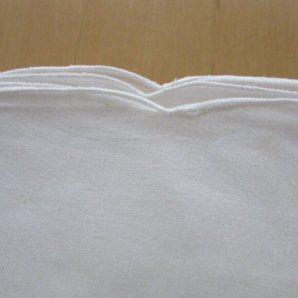 Off white linen & cotton cloth napkins with scalloped edge and corner lace trim - Picture 4 of 6